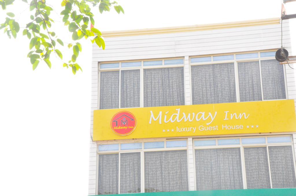 Midway Inn บูบันเนสชวาร์ ภายนอก รูปภาพ
